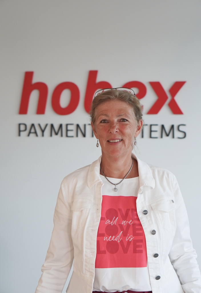 Portrait von Martina Gsöls, Datenschutzexpertin bei hobex AG